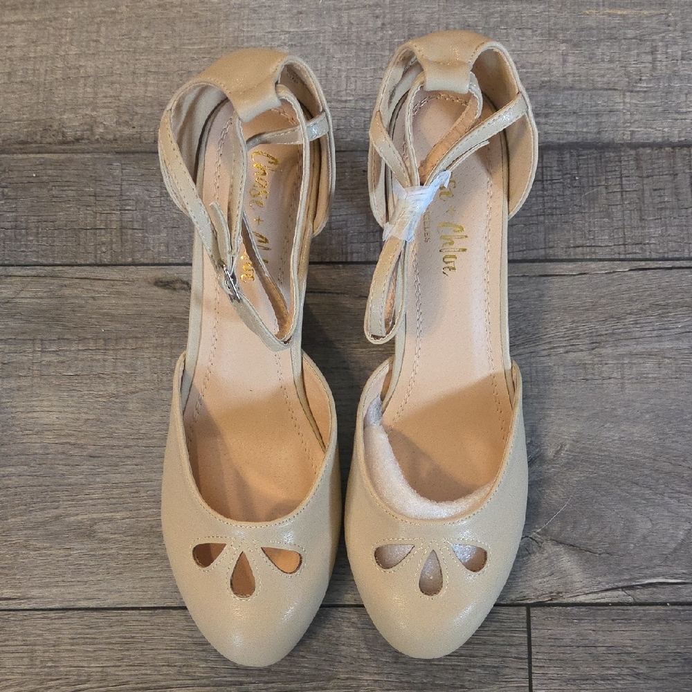 NWT Chase + Chloe Beige Ankle Strap Women's Shoes Size 10